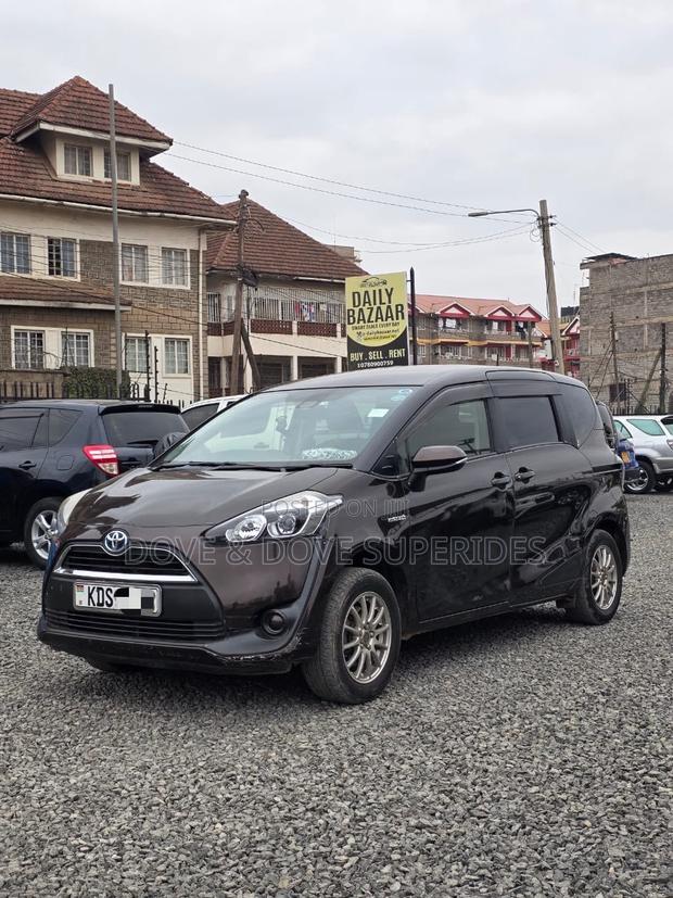 Toyota Sienta 2017 Brown
