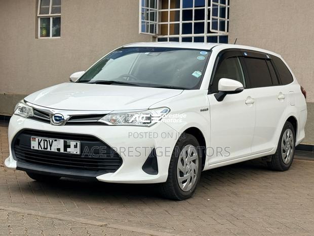 Toyota Corolla Fielder 1.5 Hybrid FWD 2019 White