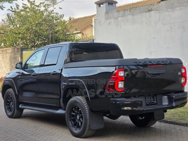 Toyota Hilux 2022 Black