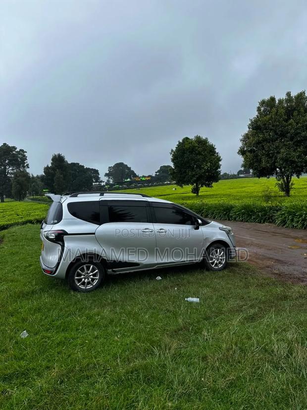 Toyota Sienta 2017 Silver