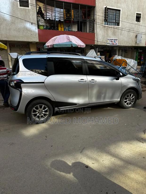 Toyota Sienta 2017 Silver