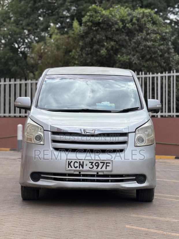 Toyota Noah 2010 Silver