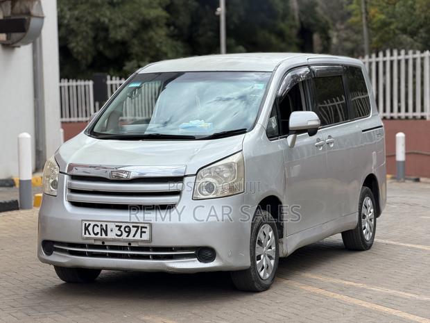 Toyota Noah 2010 Silver