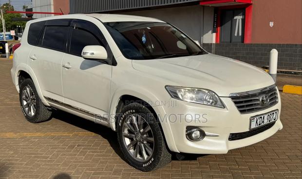 Toyota Vanguard 2013 White