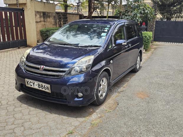 Toyota ISIS 2014 Blue