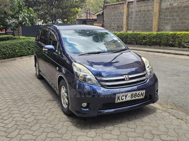 Toyota ISIS 2014 Blue
