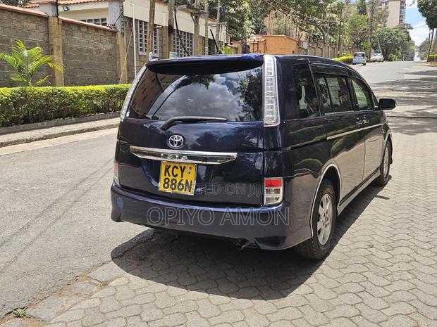 Toyota ISIS 2014 Blue