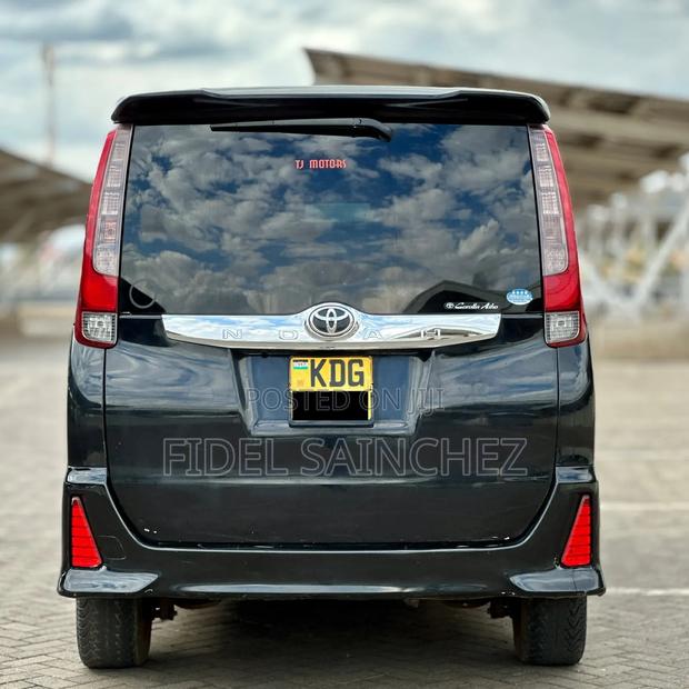 Toyota Noah 2.0 FWD (7 Seater) 2014 Black