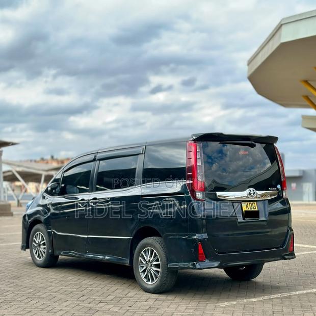 Toyota Noah 2.0 FWD (7 Seater) 2014 Black