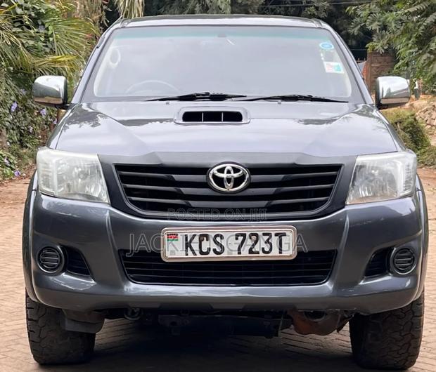 Toyota Hilux 2012 Gray