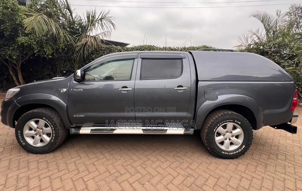 Toyota Hilux 2012 Gray