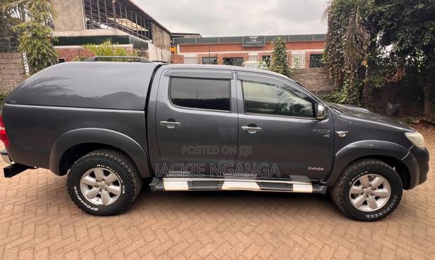 Toyota Hilux 2012 Gray