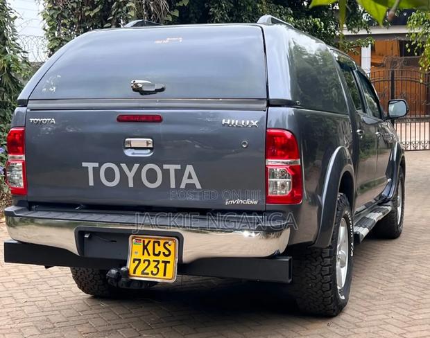 Toyota Hilux 2012 Gray
