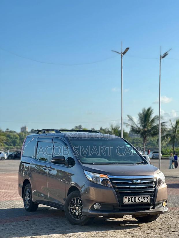 Toyota Noah 2014 Gray
