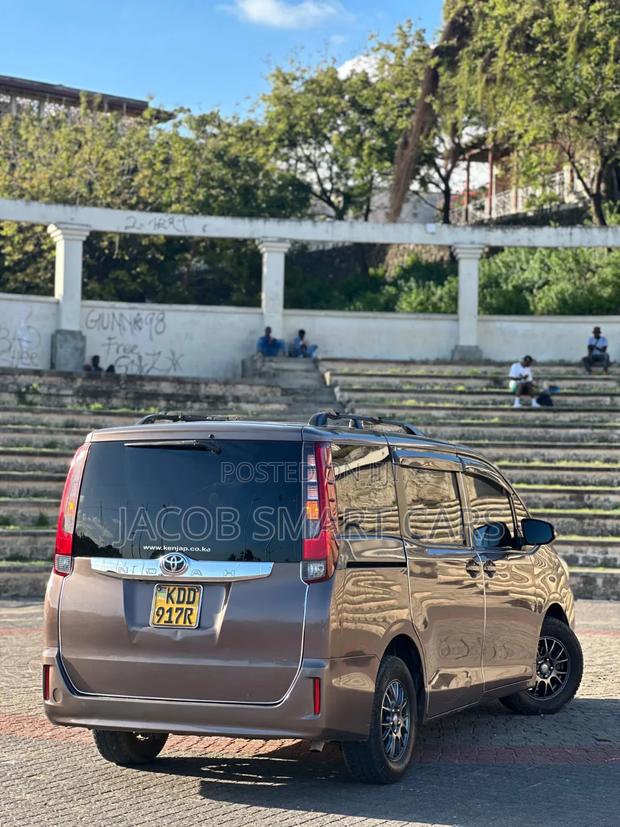 Toyota Noah 2014 Gray