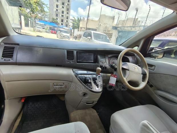 Toyota ISIS 2011 Black