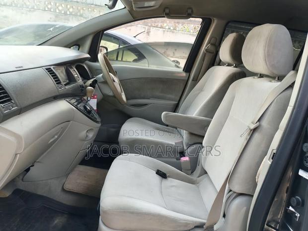 Toyota ISIS 2011 Black