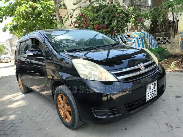 Toyota ISIS 2011 Black