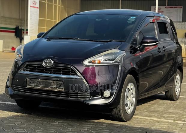 Toyota Sienta 2018 Maroon