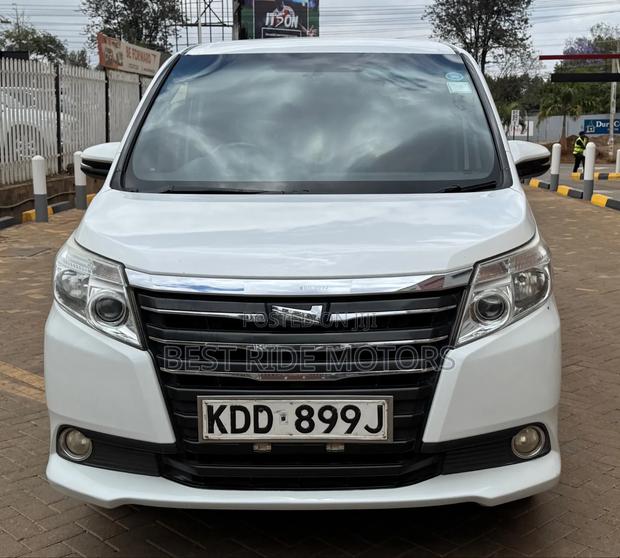 Toyota Noah 2.0 FWD (8 Seater) 2014 White