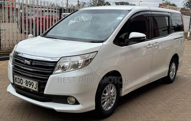 Toyota Noah 2.0 FWD (8 Seater) 2014 White