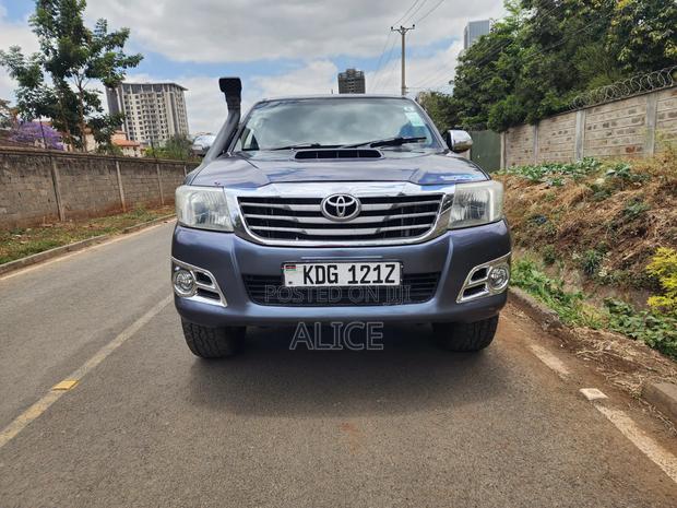 Toyota Hilux 2014 Blue