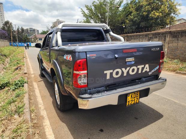 Toyota Hilux 2014 Blue