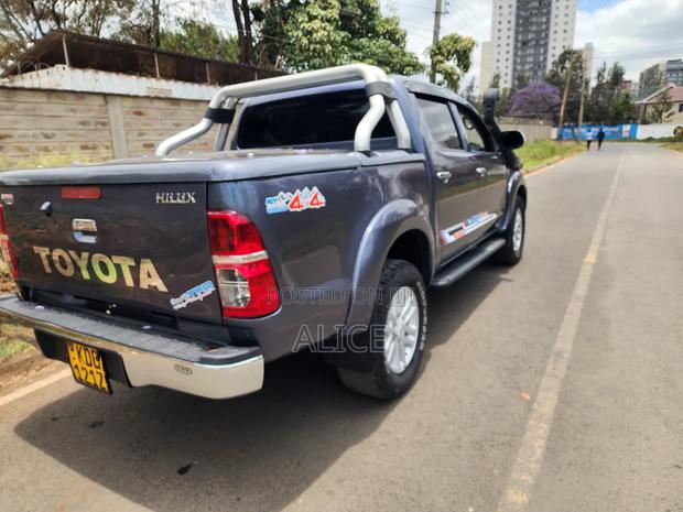 Toyota Hilux 2014 Blue