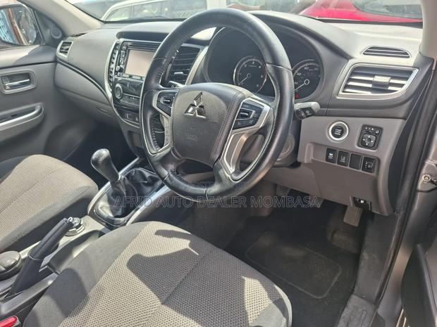 Mitsubishi L200 Double Cab 2.4 181hp 4WD 2018 Gray