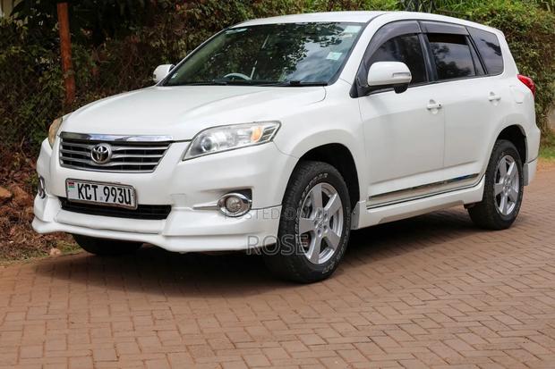 Toyota Vanguard 2011 White