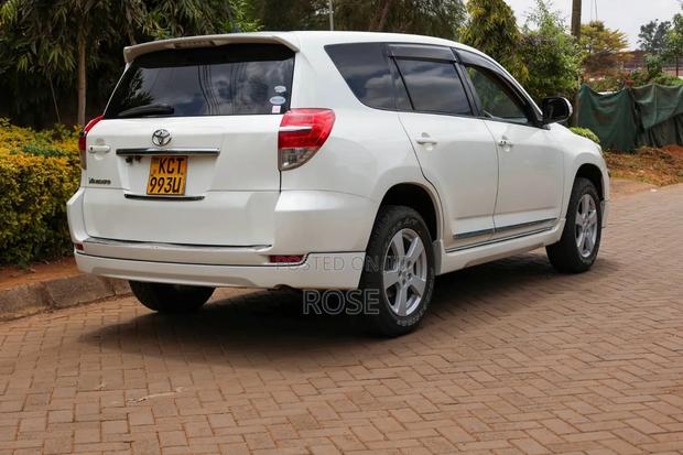 Toyota Vanguard 2011 White