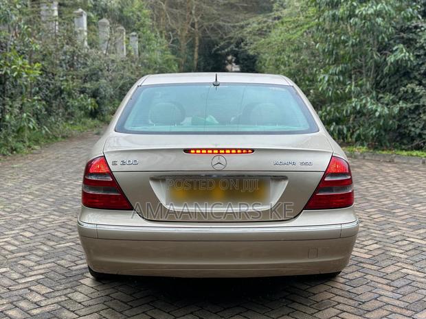 Mercedes-Benz E200 2004 Gold
