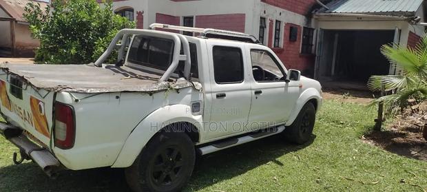 Nissan Hardbody 2002 White