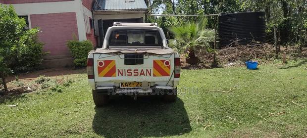 Nissan Hardbody 2002 White