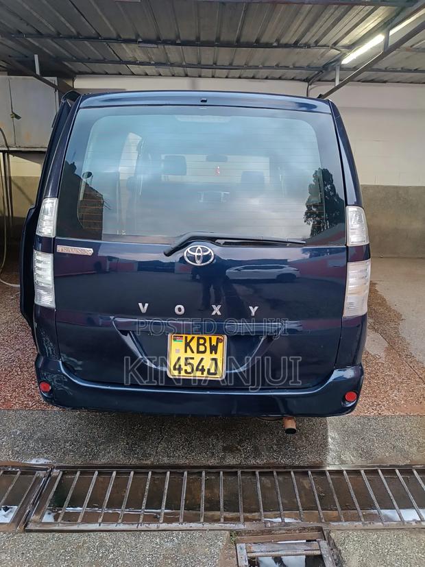 Toyota Voxy 2006 Blue