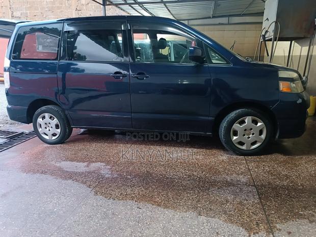 Toyota Voxy 2006 Blue