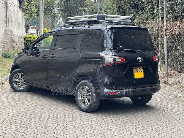 Toyota Sienta 2018 Brown