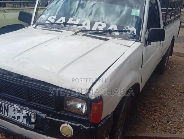 Nissan Pick-Up 2002 White