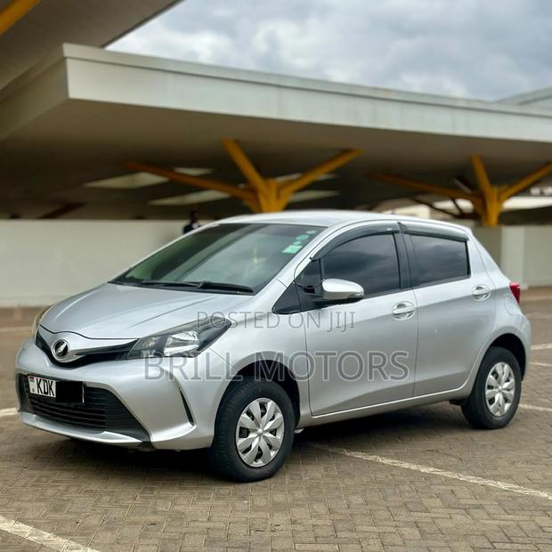 Toyota Vitz 2015 Silver
