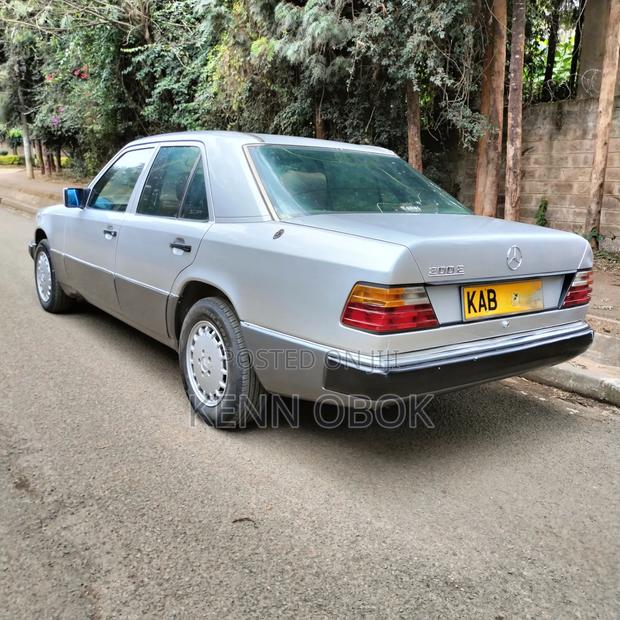 Mercedes-Benz 200E 1990 Silver