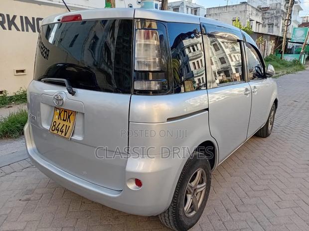 Toyota Sienta 2015 Silver