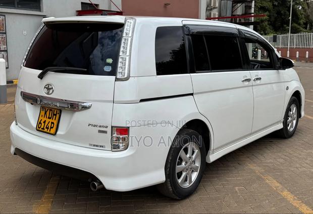 Toyota ISIS 2014 White