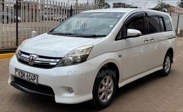 Toyota ISIS 2014 White