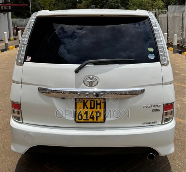 Toyota ISIS 2014 White