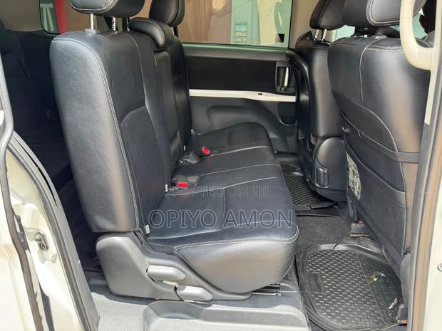 Toyota ISIS 2014 White