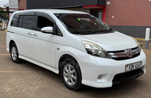 Toyota ISIS 2014 White