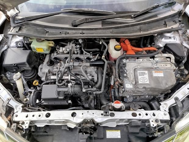 Toyota Corolla Fielder 1.5 Hybrid FWD 2016 Silver