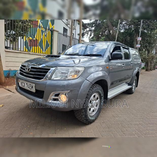 Toyota Hilux 2013 Gray