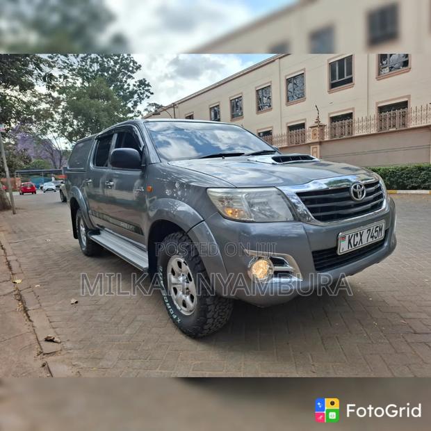 Toyota Hilux 2013 Gray