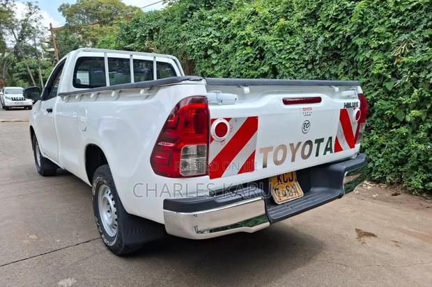 Toyota Hilux 2016 White